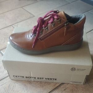 NIB Clarks Women's Tan Leather Shoe, 8.5